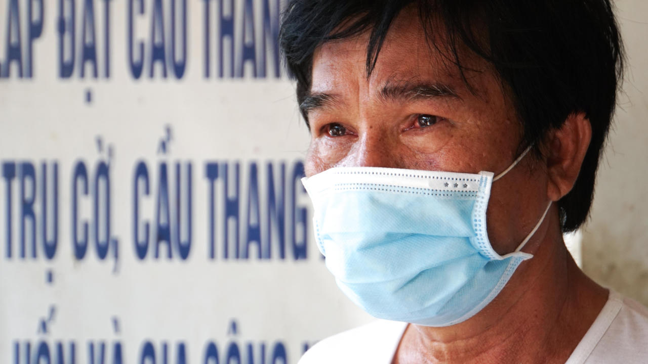 Hàng xóm rơi nước mắt khi bất lực chứng kiến đám cháy 'cướp mạng' gia đình trẻ 