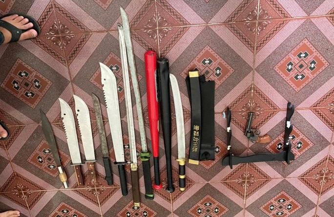 Nhóm thiếu niên thành lập hội kín, chế vũ khí để giải quyết mâu thuẫn 