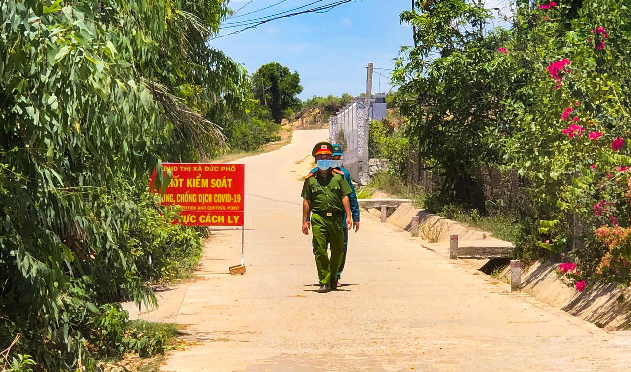 Thị xã Đức Phổ lập 20 chốt kiểm soát y tế ngăn chặn người dân trốn khỏi khu vực phong tỏa