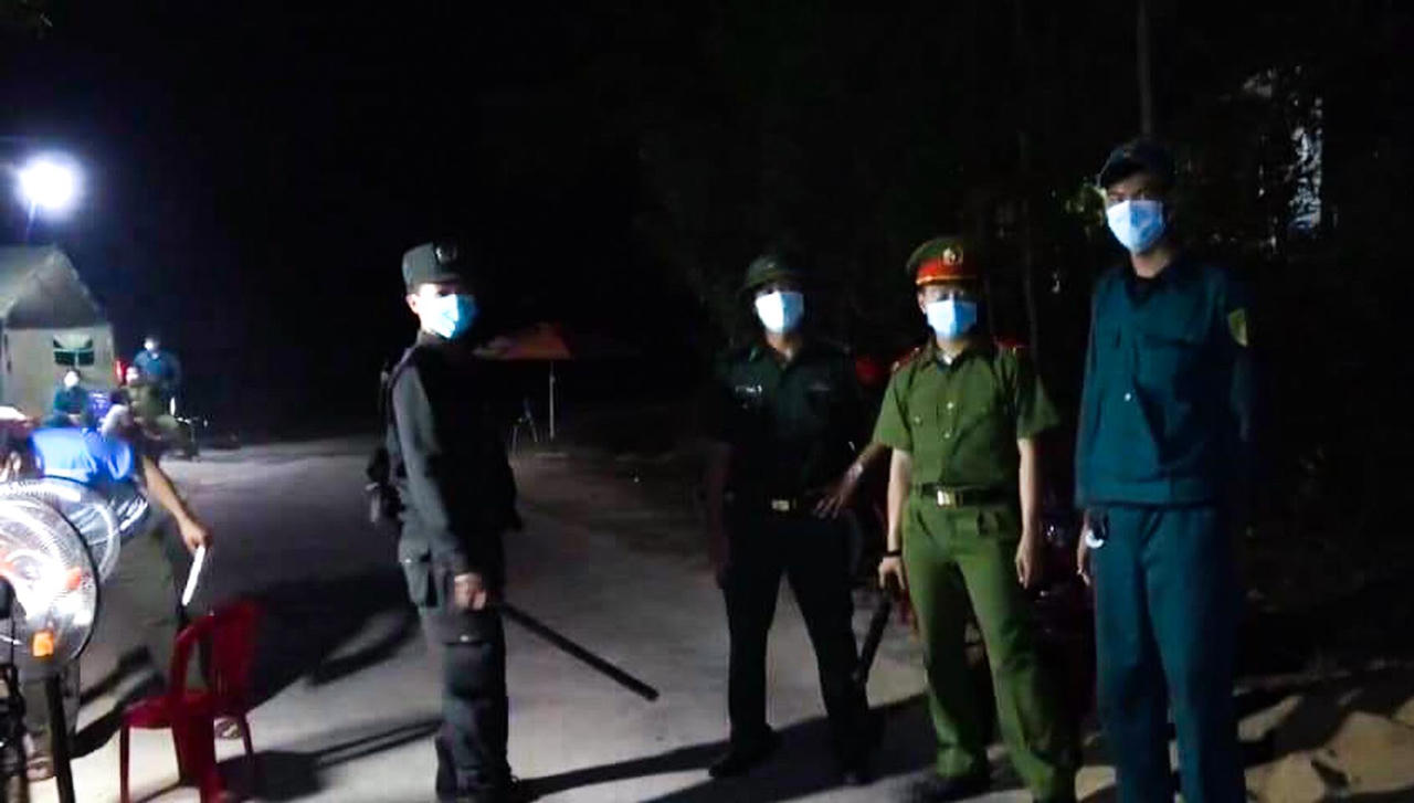 Thị xã Đức Phổ lập 20 chốt kiểm soát y tế ngăn chặn người dân trốn khỏi khu vực phong tỏa