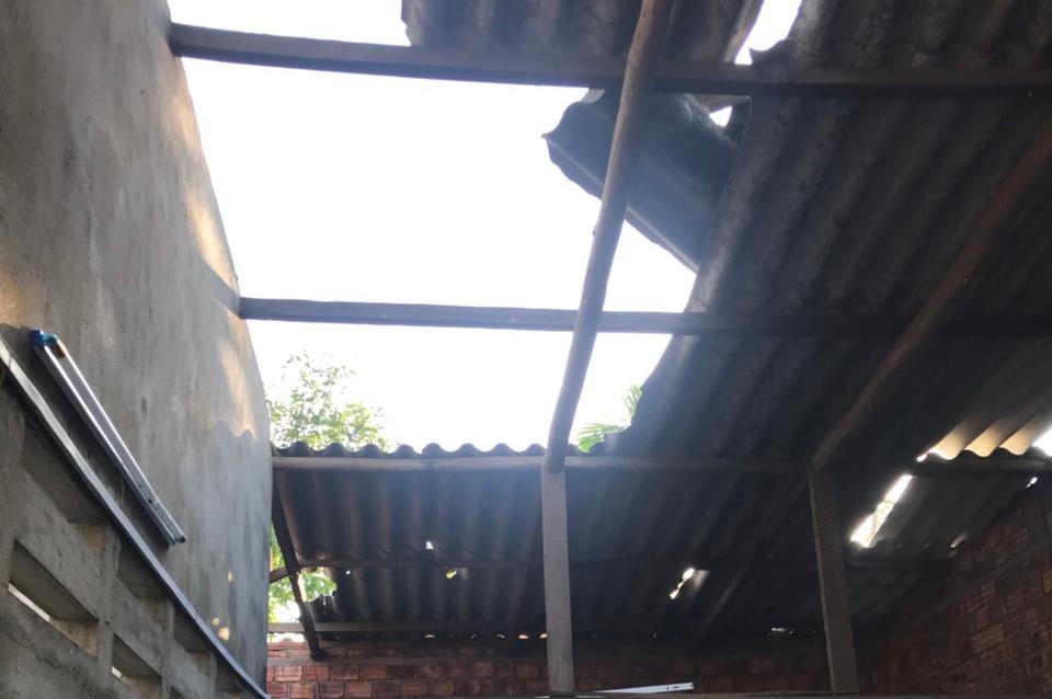 Lốc xoáy làm tốc mái, hư hỏng nặng hàng trăm ngôi nhà