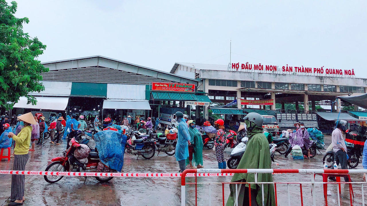 Phong toả, test nhanh 500 tiểu thương Chợ đầu mối Nông sản TP Quảng Ngãi