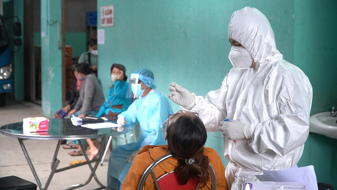 Phong toả, test nhanh 500 tiểu thương Chợ đầu mối Nông sản TP Quảng Ngãi