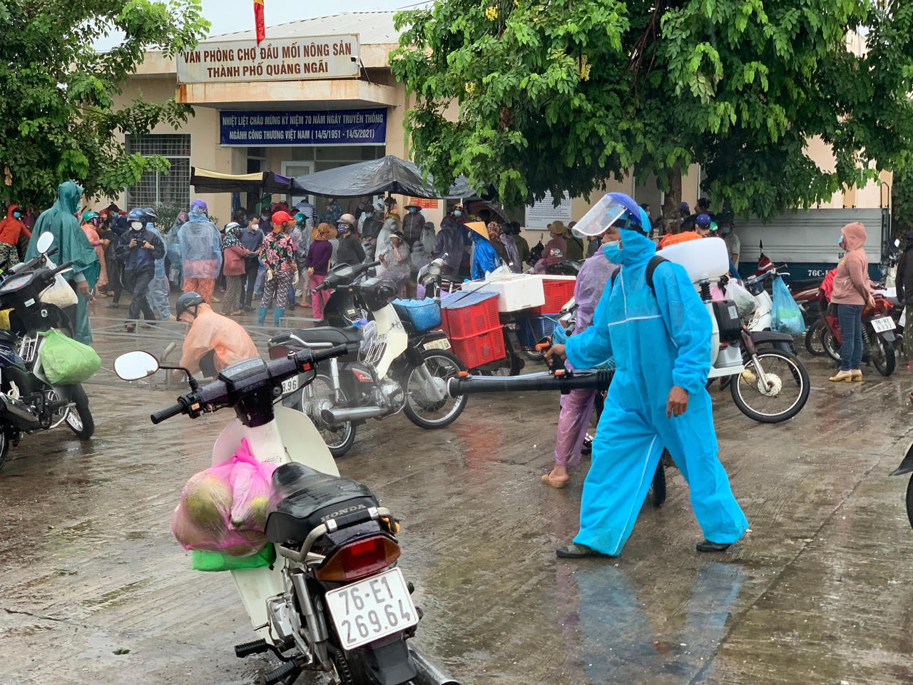 Phong toả, test nhanh 500 tiểu thương Chợ đầu mối Nông sản TP Quảng Ngãi