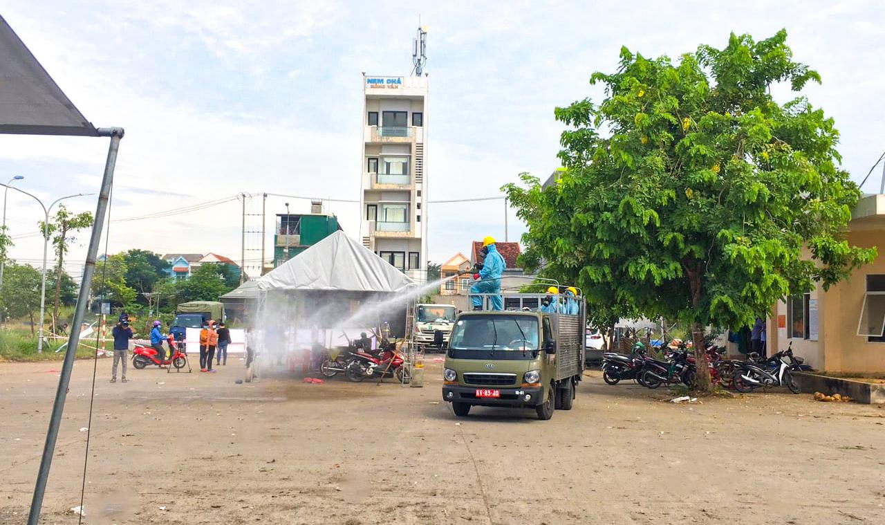 Quân khu 5 phun thuốc khử khuẩn diện rộng trên địa bàn tỉnh Quảng Ngãi