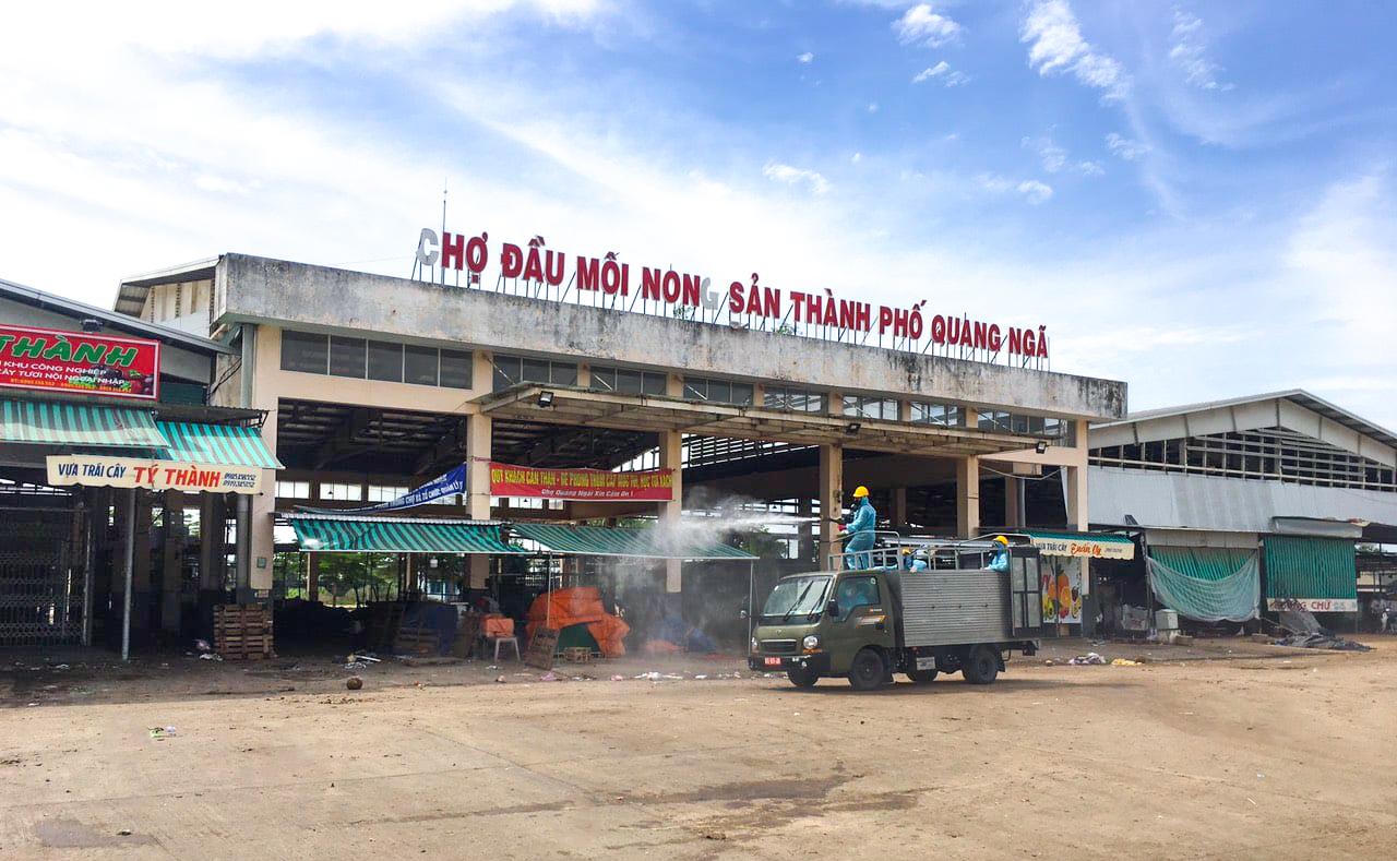 Quân khu 5 phun thuốc khử khuẩn diện rộng trên địa bàn tỉnh Quảng Ngãi