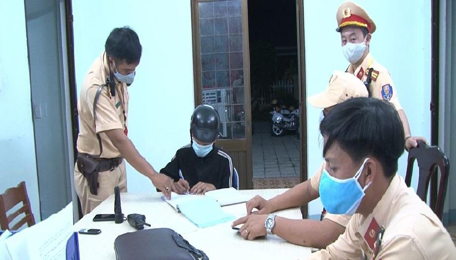 Khống chế 20 "tay đua" tuổi teen khi đang làm náo loạn đường Hoàng Sa