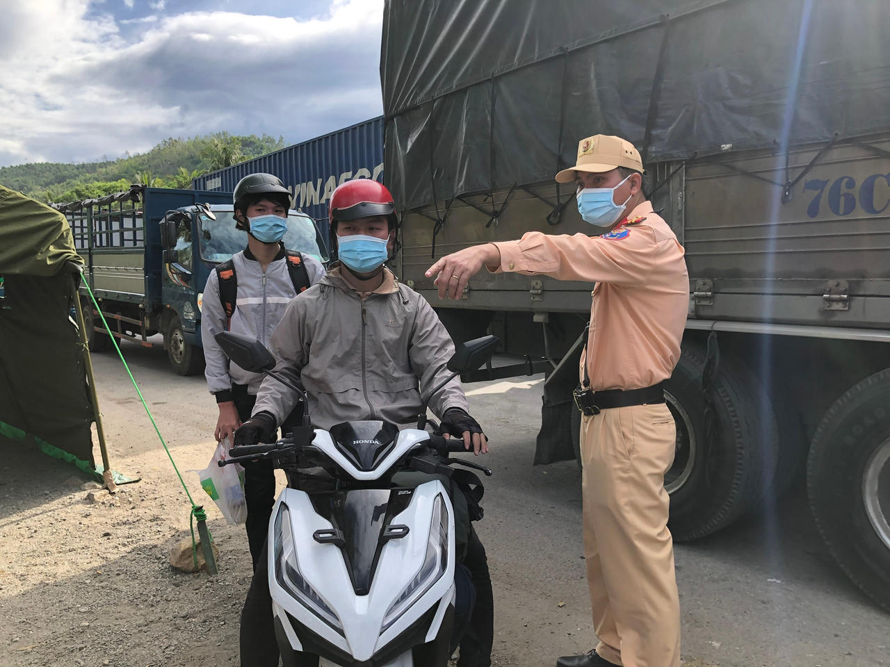 Nhiều người dân từ các tỉnh phía Nam trở về quê để tránh dịch