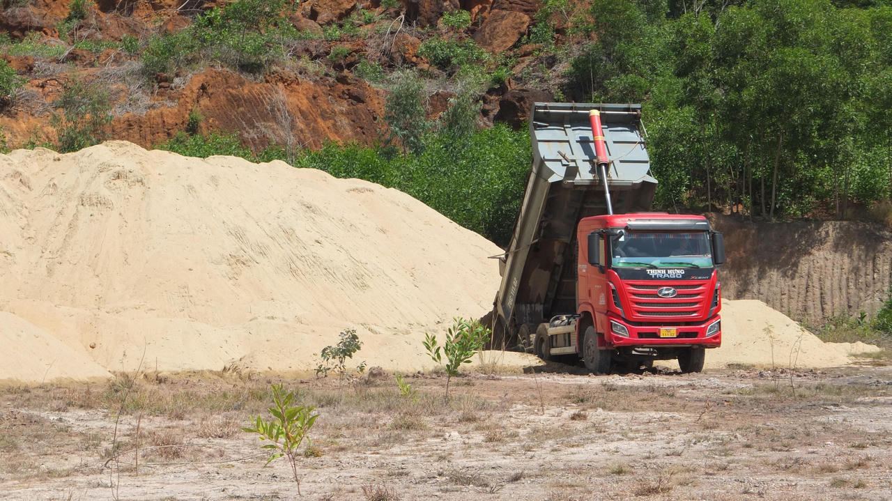 Lập biên bản doanh nghiệp tập kết vật liệu xây dựng trái quy định