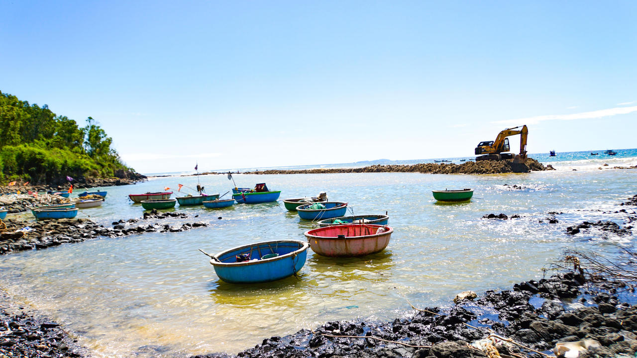 Tự ý phá gành đá đắp kè chắn sóng làm nơi neo đậu thúng