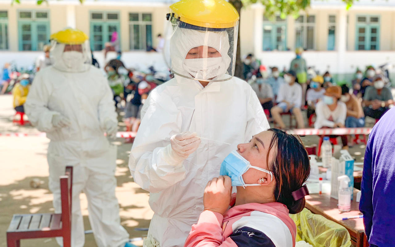 Giáng chức Phó chánh Văn phòng Đoàn ĐBQH “tát” nữ nhân viên y tế