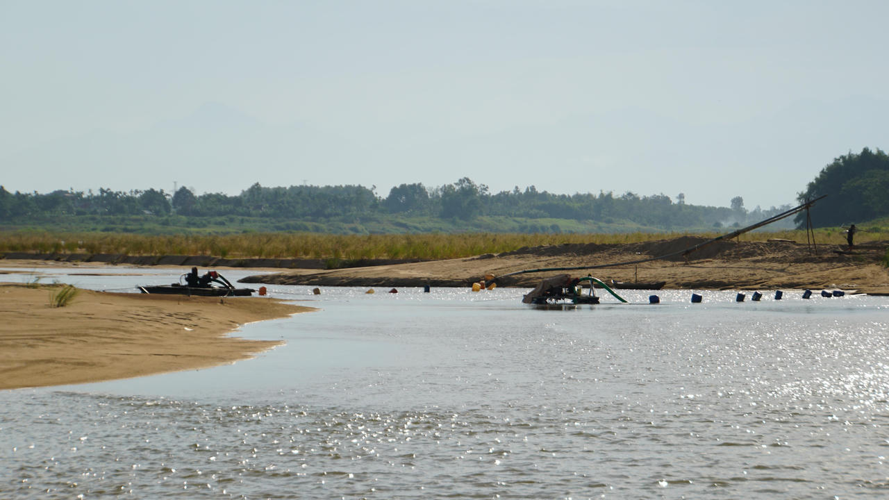 Cát tặc vẫn “lộng hành” trên sông Trà Khúc