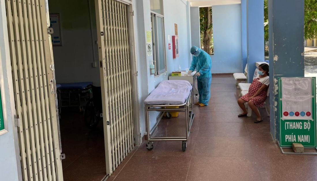 Cảnh sát giao thông kịp thời đưa thai phụ sắp sinh đi cấp cứu