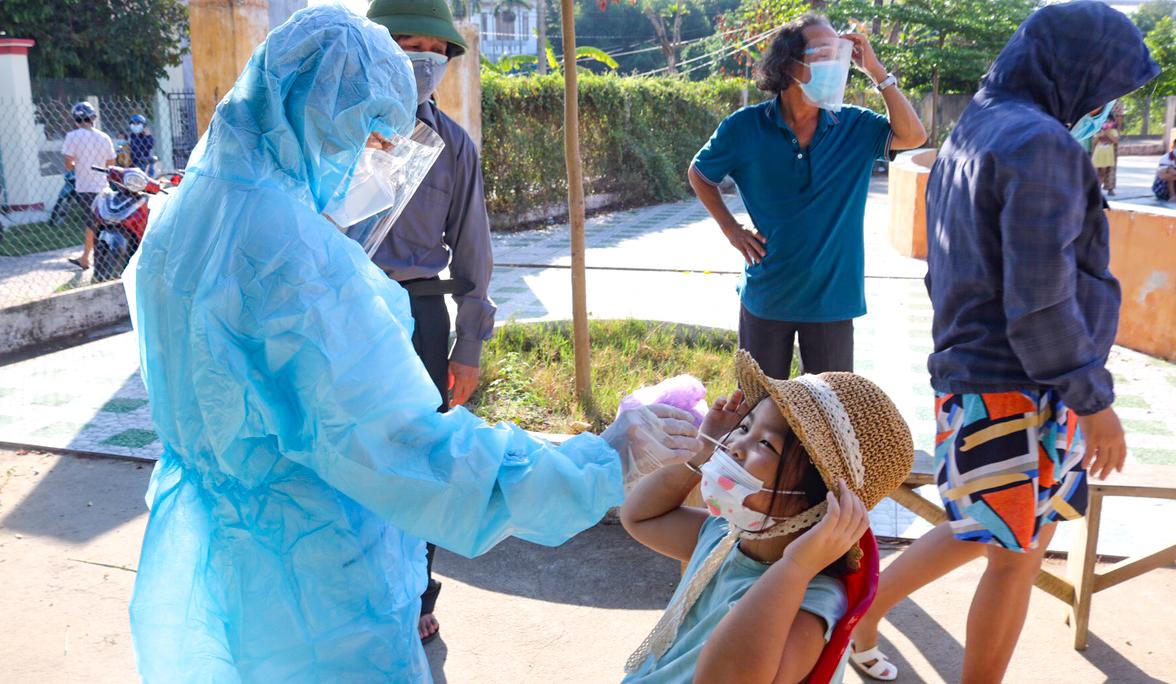 Quảng Ngãi vận động hơn 300 ngư dân đi cách ly tập trung, lấy mẫu xét nghiệm sàng lọc cho 14.000 người dân