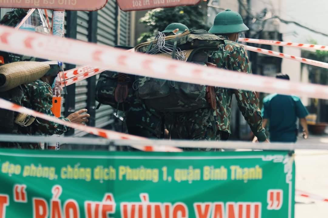 Các chiến sĩ quân đội hỗ trợ đưa lương thực, thực phẩm đến từng nhà người dân