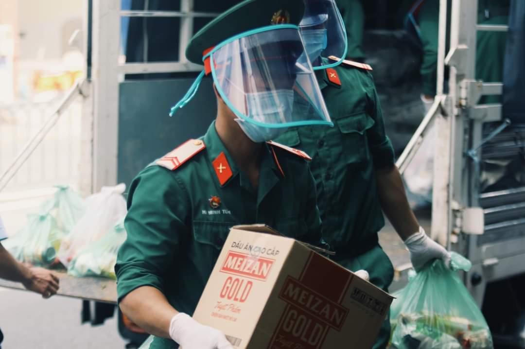 Các chiến sĩ quân đội hỗ trợ đưa lương thực, thực phẩm đến từng nhà người dân