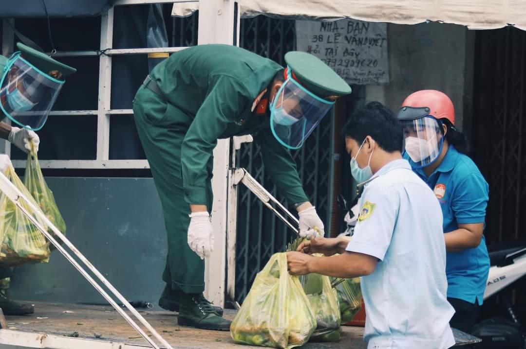 Các chiến sĩ quân đội hỗ trợ đưa lương thực, thực phẩm đến từng nhà người dân