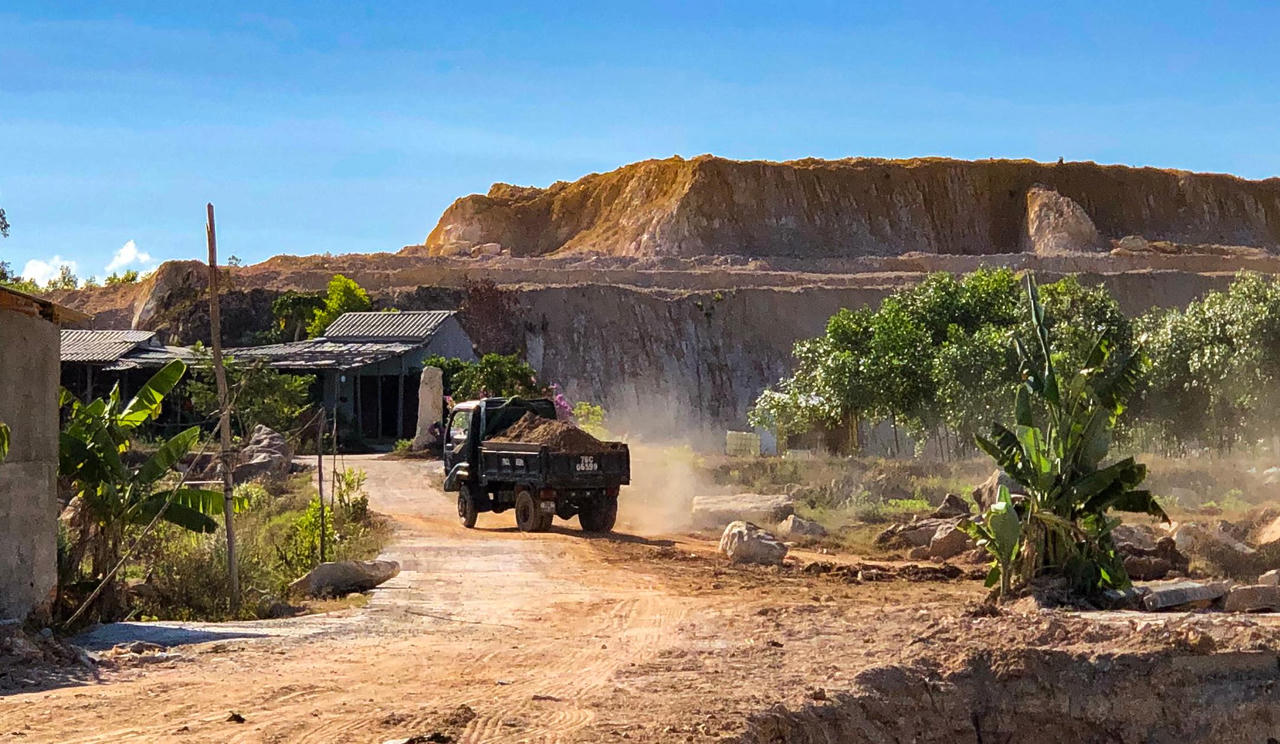 Bị xử phạt vì khai thác đất trái phép vẫn làm tiếp với... qui mô lớn hơn