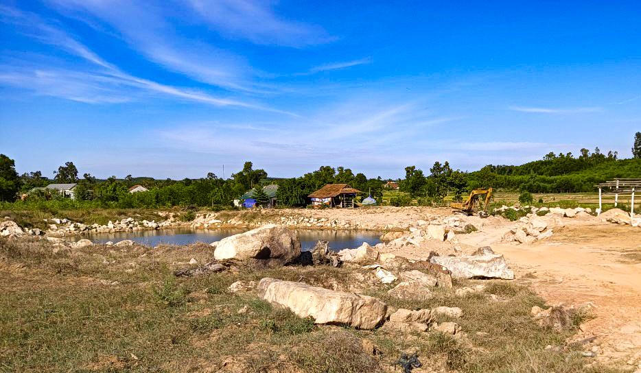 Bị xử phạt vì khai thác đất trái phép vẫn làm tiếp với... qui mô lớn hơn