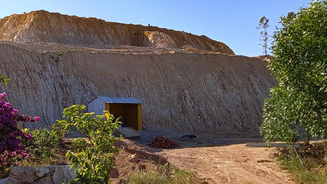 Bị xử phạt vì khai thác đất trái phép vẫn làm tiếp với... qui mô lớn hơn