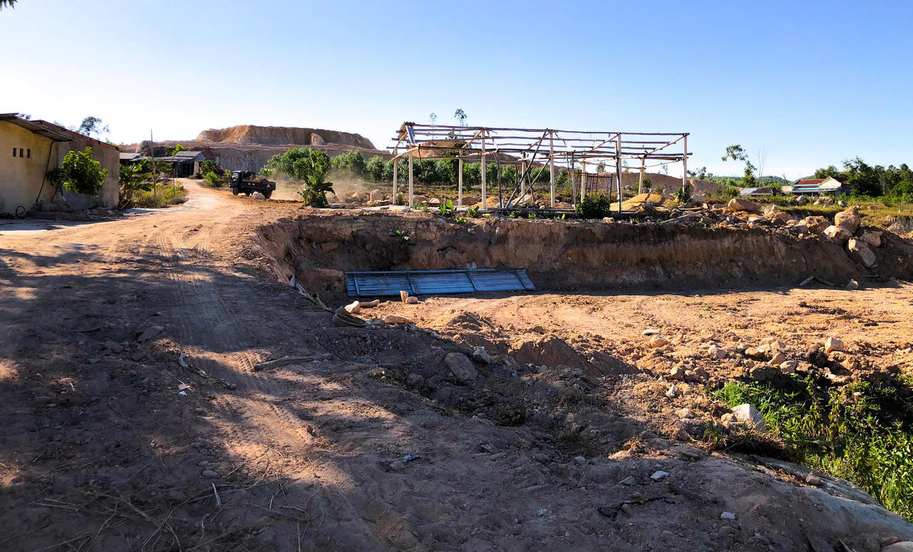 Bị xử phạt vì khai thác đất trái phép vẫn làm tiếp với... qui mô lớn hơn