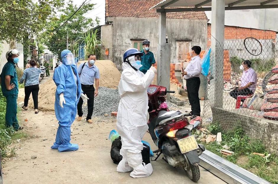 Xét nghiệm sàng lọc 1.200 công nhân do ổ dịch tại Công ty Hoya Lens Chi nhánh Quảng Ngãi