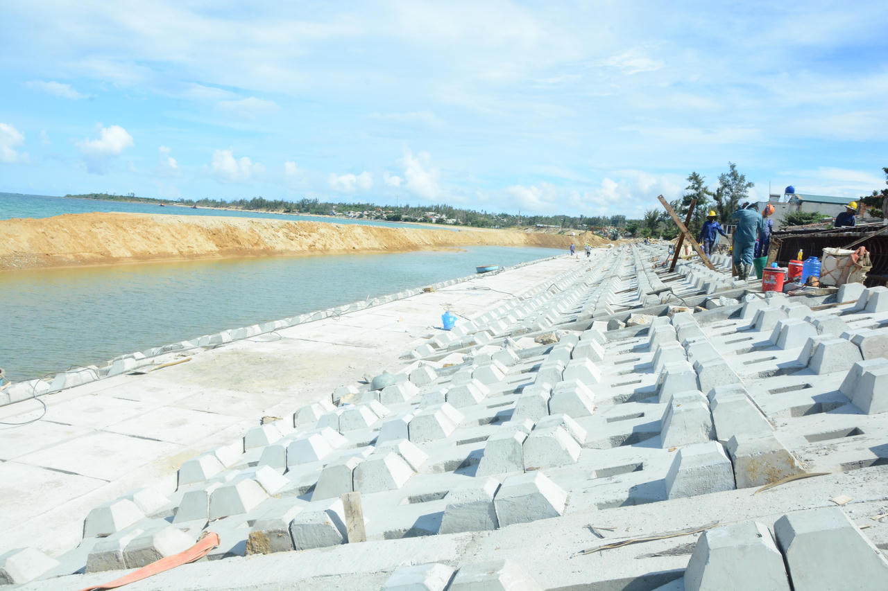 PCT UBND tỉnh Quảng Ngãi yêu cầu phải hoàn thành kè chống sạt lở bờ biển xã Bình Hải trước 15/9