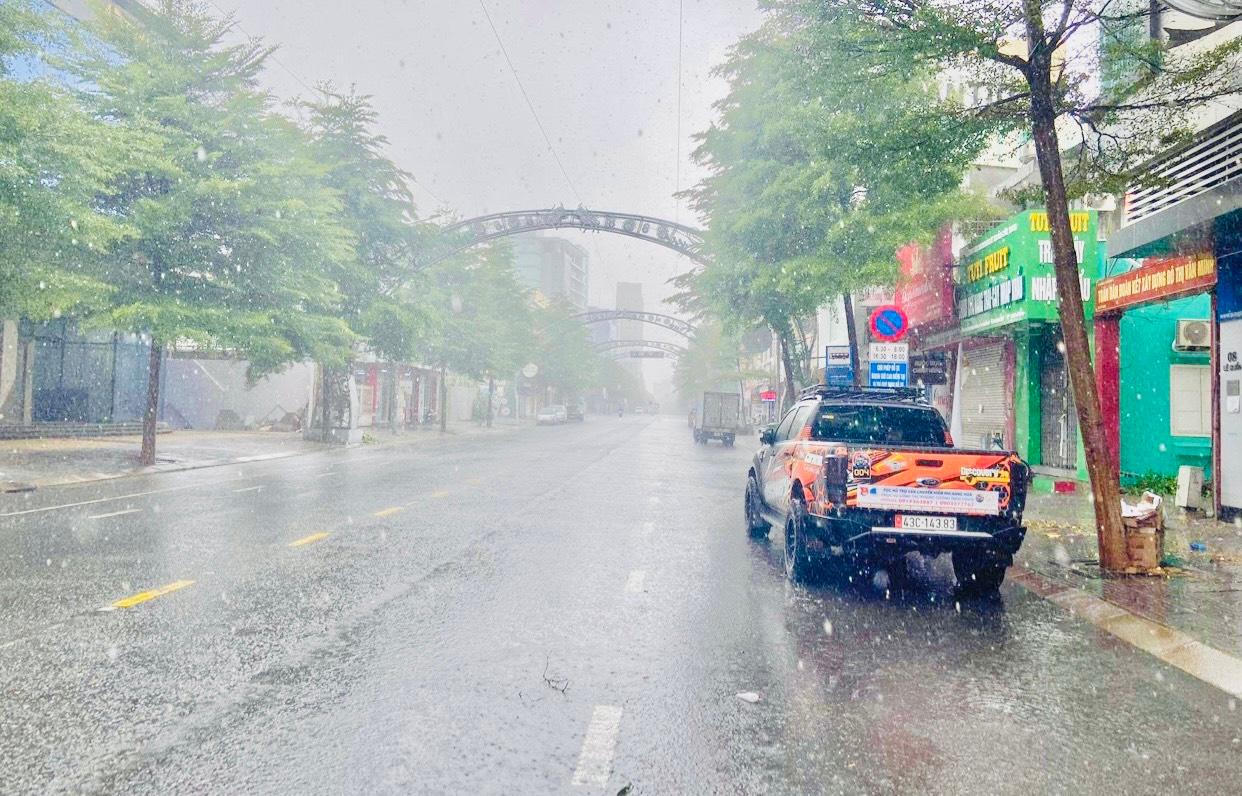 Ảnh hưởng của bão số 5, Đà Nẵng mưa to, gió giật mạnh kéo dài nhiều giờ