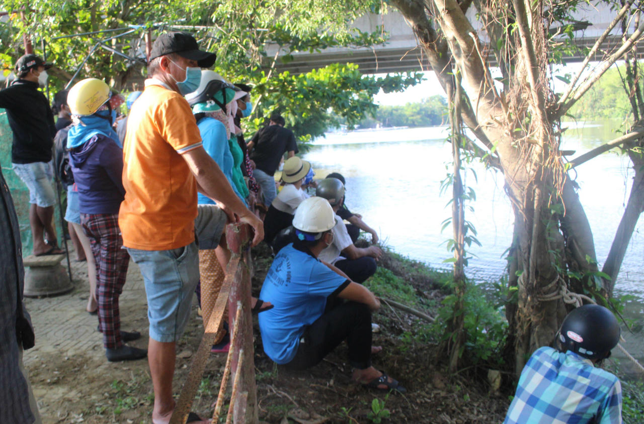 Chồng dùng dao đâm vợ rồi nhảy cầu tự tử