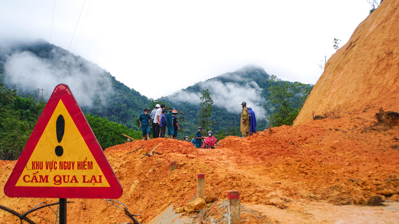 Huy động các lực lượng sửa nhà, thông đường cho người dân huyện miền núi Trà Bồng