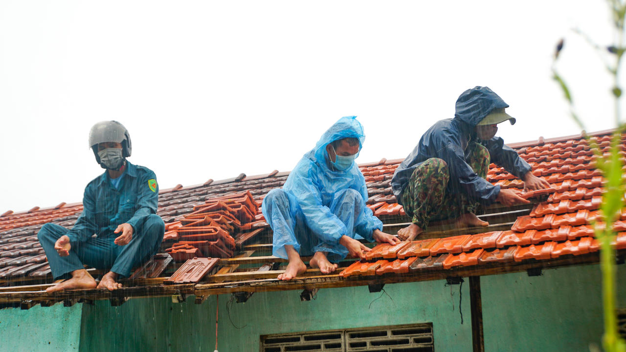 Huy động các lực lượng sửa nhà, thông đường cho người dân huyện miền núi Trà Bồng