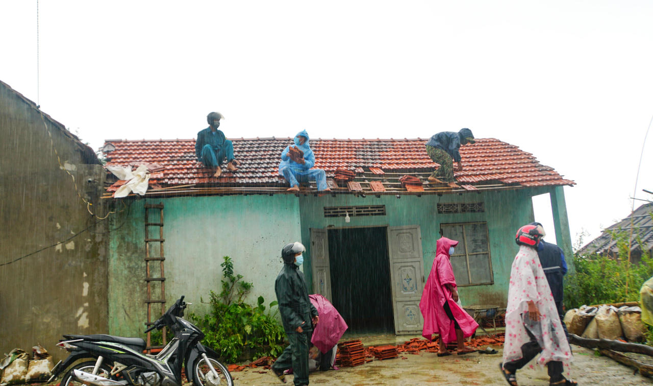 Huy động các lực lượng sửa nhà, thông đường cho người dân huyện miền núi Trà Bồng