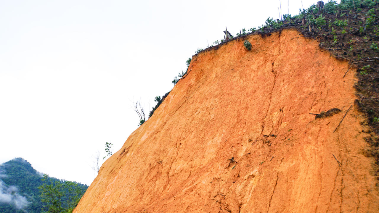 Huy động các lực lượng sửa nhà, thông đường cho người dân huyện miền núi Trà Bồng