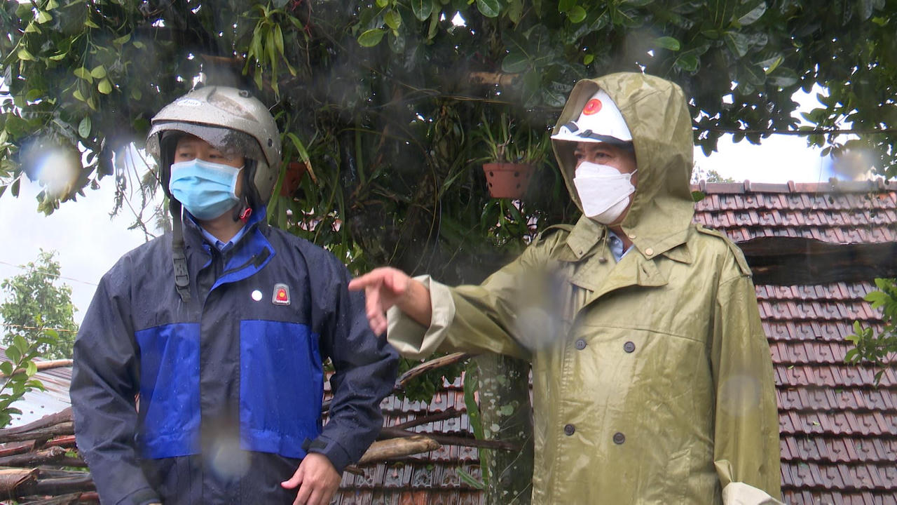 Huy động các lực lượng sửa nhà, thông đường cho người dân huyện miền núi Trà Bồng