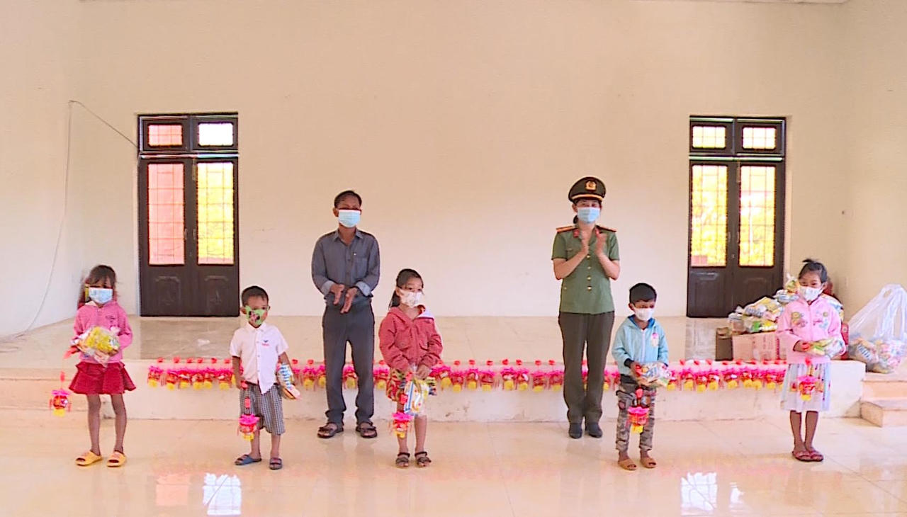 Mang Trung thu đến với các em thiếu nhi có hoàn cảnh đặc biệt