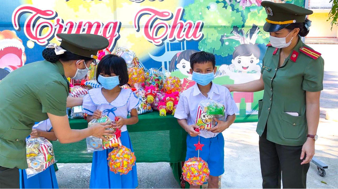 Mang Trung thu đến với các em thiếu nhi có hoàn cảnh đặc biệt