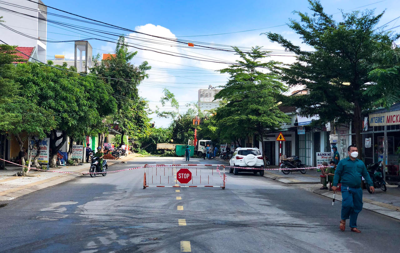 Cây đa hơn 200 tuổi bật gốc đè 1 người tử vong