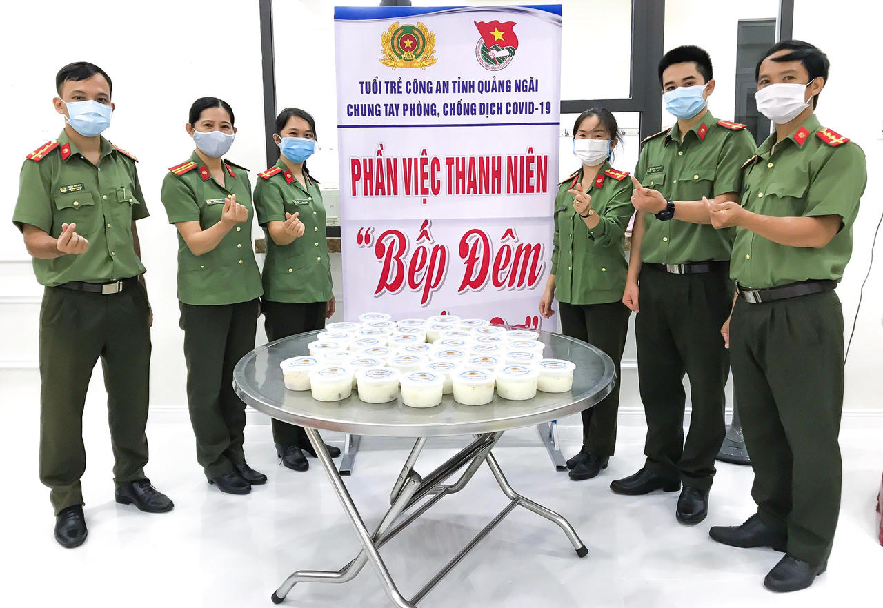 "Bếp đêm chiến sĩ" cùng lực lượng tuyến đầu phòng, chống dịch COVID-19