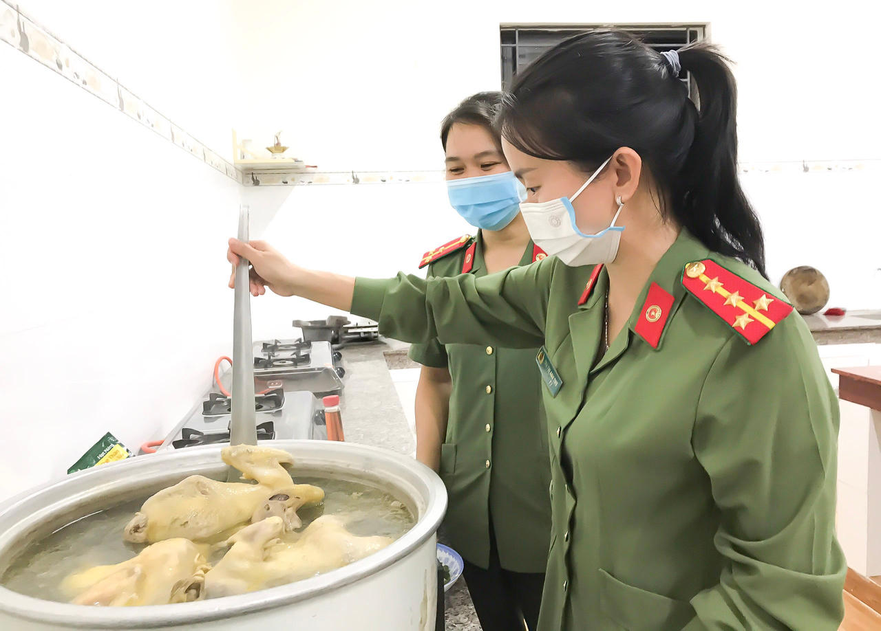 "Bếp đêm chiến sĩ" cùng lực lượng tuyến đầu phòng, chống dịch COVID-19