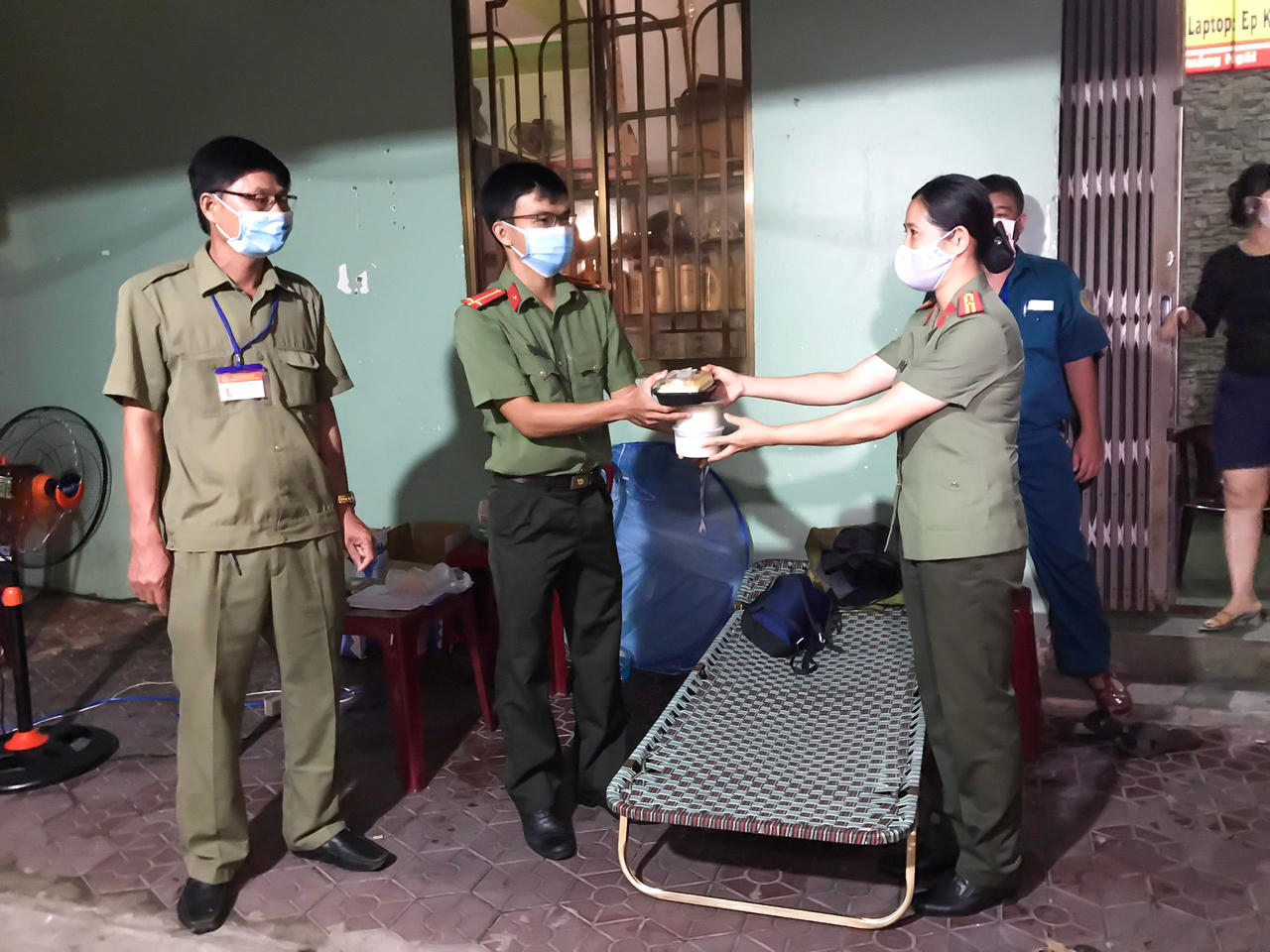 "Bếp đêm chiến sĩ" cùng lực lượng tuyến đầu phòng, chống dịch COVID-19