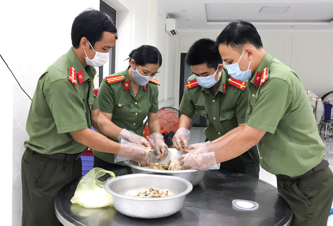 "Bếp đêm chiến sĩ" cùng lực lượng tuyến đầu phòng, chống dịch COVID-19