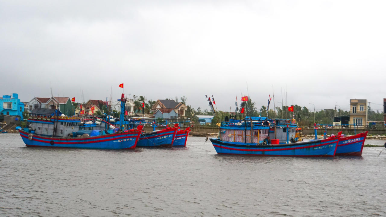 Lốc xoáy làm hư hỏng 15 ngôi nhà, nhiều nơi ở Quảng Ngãi ngập sâu trong nước