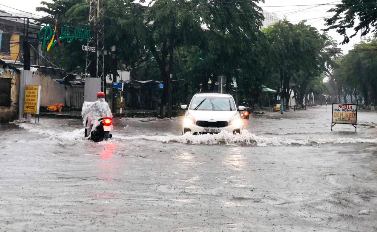 Lốc xoáy làm hư hỏng 15 ngôi nhà, nhiều nơi ở Quảng Ngãi ngập sâu trong nước