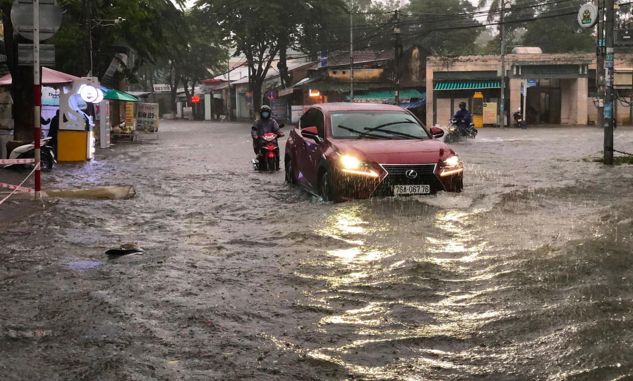Lốc xoáy làm hư hỏng 15 ngôi nhà, nhiều nơi ở Quảng Ngãi ngập sâu trong nước