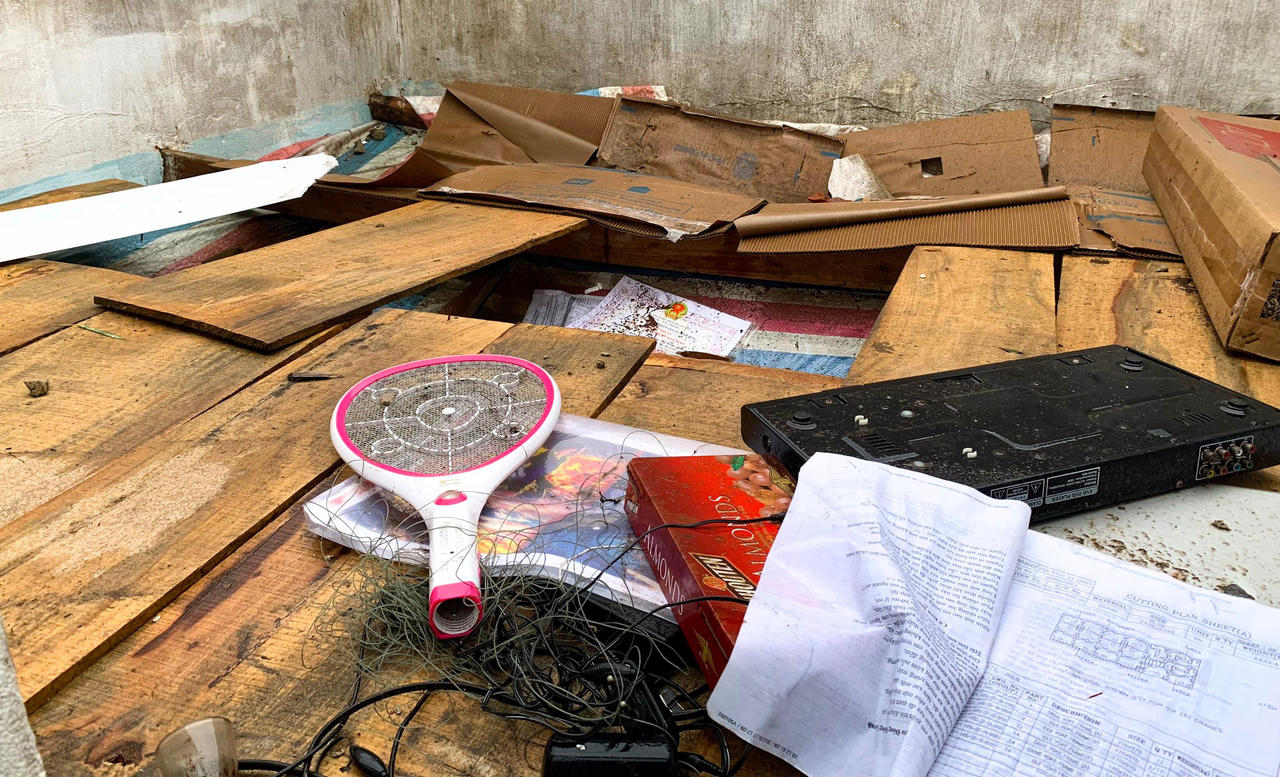 Lốc xoáy làm hư hỏng 15 ngôi nhà, nhiều nơi ở Quảng Ngãi ngập sâu trong nước