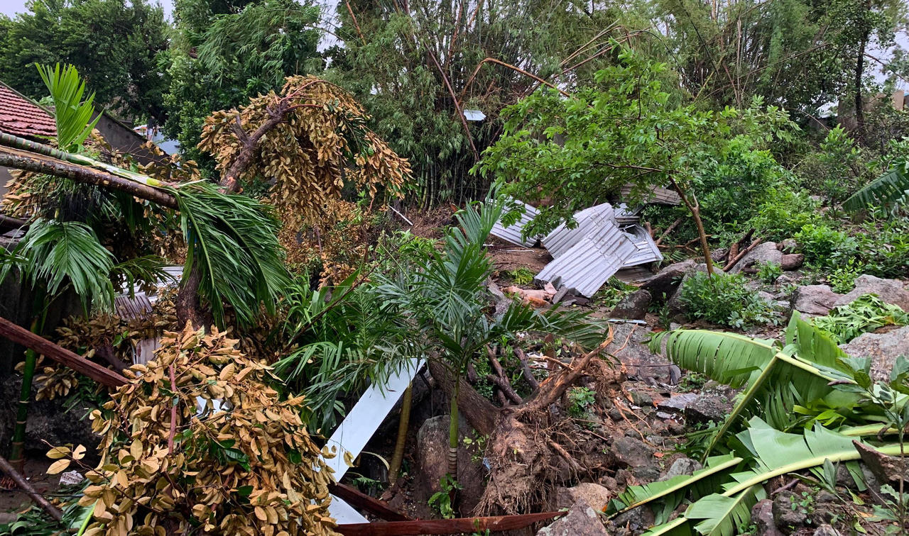 Lốc xoáy làm hư hỏng 15 ngôi nhà, nhiều nơi ở Quảng Ngãi ngập sâu trong nước