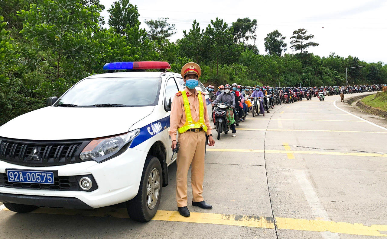 CSGT Quảng Nam dẫn đường cho hơn 1.800 người từ các tỉnh phía Nam về quê