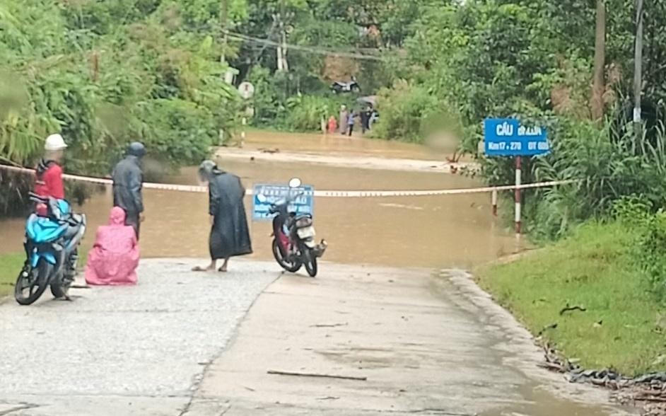 CSGT đẩy xe giúp đoàn người về quê qua chỗ ngập nước an toàn