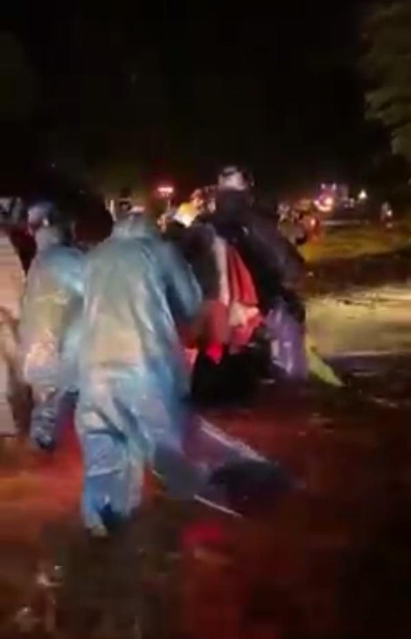 CSGT đẩy xe giúp đoàn người về quê qua chỗ ngập nước an toàn