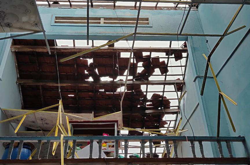 Lốc xoáy làm tốc mái, hư hại gần 100 ngôi nhà trong đêm, 1 người bị thương